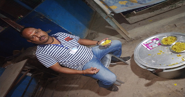 भिखारीपुर तिराहे पर क्षेत्रीय व्यापारियों और पत्रकारों द्वारा खाने का किया गया वितरण, varanasi news in hindi, वाराणसी न्यूज़