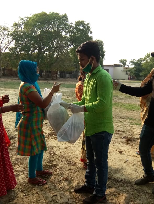 काशी विद्यापीठ के छात्र नेता ने गाजीपुर में किया राहत सामग्री का वितरण, varanasi news in hindi, वाराणसी न्यूज़