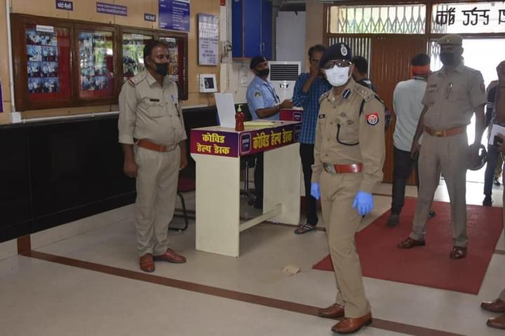 कोविड-19 सुरक्षा की दृष्टिगत वरिष्ठ पुलिस अधीक्षक ने बैंकों का जायजा लिया, varanasi news in hindi, वाराणसी न्यूज़