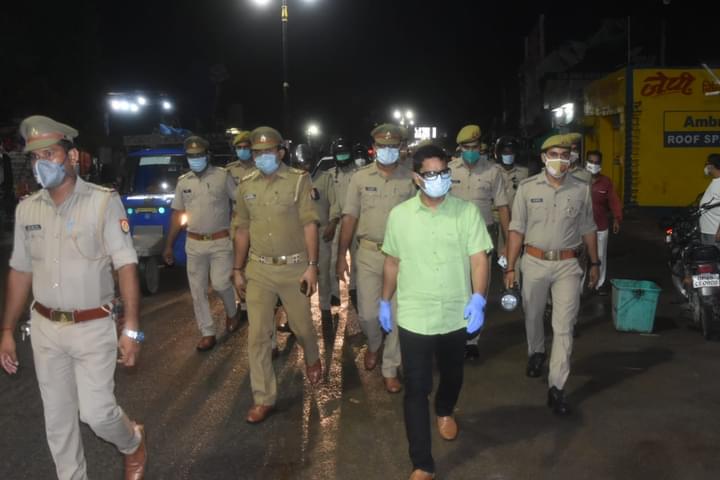 जनपद में कानून/शान्ति व्यवस्था बनाये रखने हेतु वरिष्ठ पुलिस अधीक्षक पैदल मार्च किये
, varanasi news in hindi, वाराणसी न्यूज़