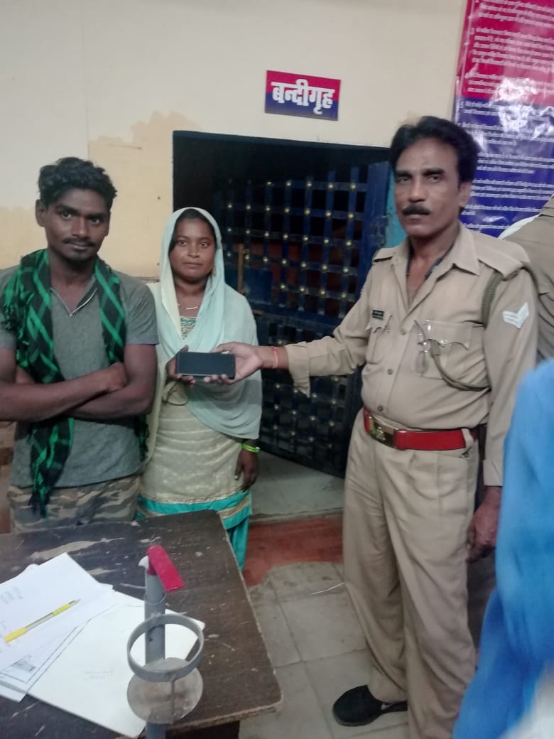 वाराणसी : मंडुवाडीह पुलिस का सराहनीय कार्य, लौटाया युवक का गिरा मोबाइल, varanasi news in hindi, वाराणसी न्यूज़