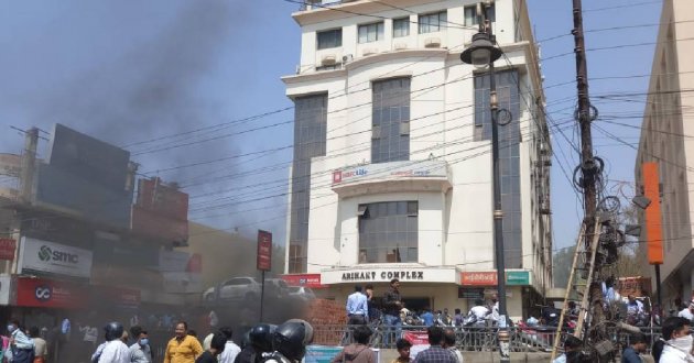 वाराणसी : अरिहंत काम्प्लेक्स के जेनसेट कक्ष में लगी आग, खाली कराई गयी बिल्डिंग, varanasi news in hindi, वाराणसी न्यूज़
