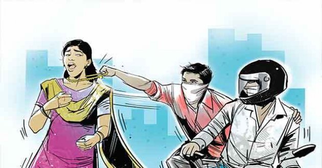 बाइक सवार बदमाशों ने महिला को धक्का देकर छीना पर्स, लेकर भागे रुपये और गहने, varanasi news in hindi, वाराणसी न्यूज़