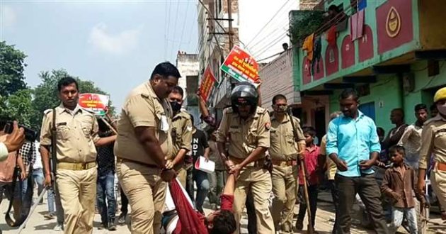 वाराणसी : खराब सड़क का विरोध करने पर सपा कार्यकर्ताओं को घसीटे हुए पुलिस ले गई थाने, varanasi news in hindi, वाराणसी न्यूज़
