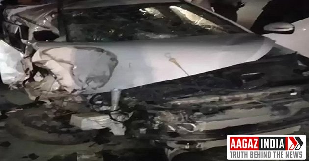 वाराणसी : विंध्याचल से आ रही कार के डिवाइडर से टकराने से एक की मौत, दो गंभीर रुप से घायल, varanasi news in hindi, वाराणसी न्यूज़
