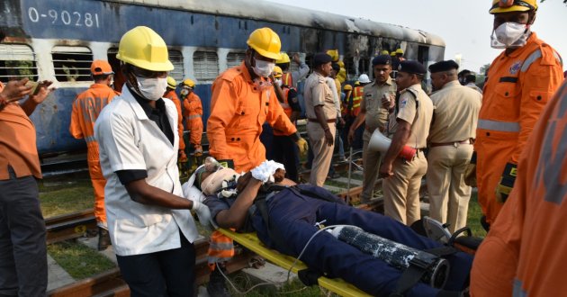 वाराणसी : एनडीआरएफ और पूर्वोत्तर रेलवे ने किया बनारस रेलवे स्टेशन पर ट्रेन हादसे को लेकर संयुक्त मॉक अभ्यास, varanasi news in hindi, वाराणसी न्यूज़