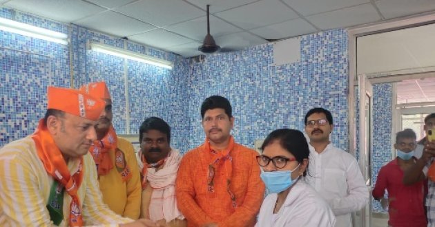 वाराणसी : भाजपा विधायक सौरभ श्रीवास्तव ने स्वास्थ्य कर्मियों को किया सम्मानित, varanasi news in hindi, वाराणसी न्यूज़