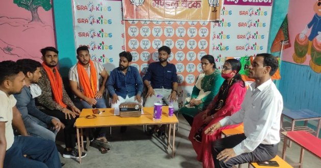 वाराणसी: रामनगर- भाजयुमो के कार्यकर्ताओं ने सुनी पीएम मोदी के मन की बात, varanasi news in hindi, वाराणसी न्यूज़