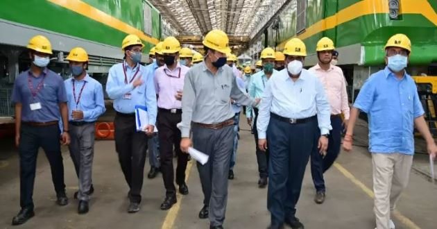 वाराणसी : रेलवे बोर्ड के अपर सदस्य ने किया बरेका का निरीक्षण, अधिकारियों को दिए आवश्यक निर्देश, varanasi news in hindi, BLW varanasi news