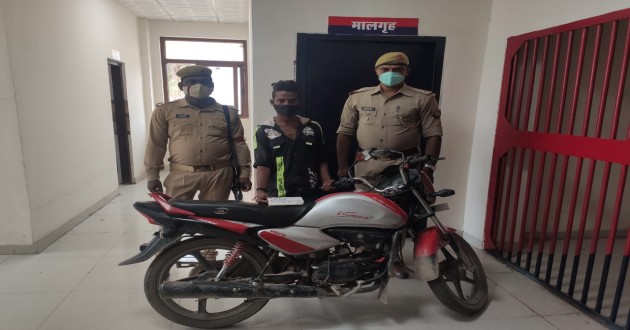 वाराणसी : जीआरपी मंडुवाडीह ने चोरी की बाइक व मोबाइल के साथ एक को किया गिरफ्तार, varanasi news in hindi, वाराणसी न्यूज़
