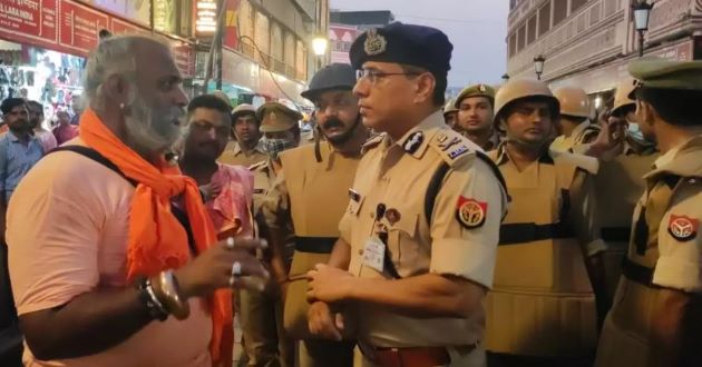 वाराणसी : पुलिस कमिश्नर ए सतीश गणेश ने दशाश्वमेध क्षेत्र में की फुट पेट्रोलिंग, लोगों से लिया फीडबैक, varanasi police news in hindi, वाराणसी पुलिस न्यूज़